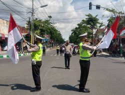 Satlantas Polres Pamekasan Rayakan HUT RI Ke-77 Bersama Pengendara