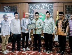 Sarung Tenun Produksi WUB Pamekasan Tuai Pujian KH. Cholil Nafis