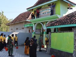Hari Bhayangkara ke 77, Polres Pamekasan Beri Bantuan 5 Gerobak dan 5 Tenda untuk UMKM