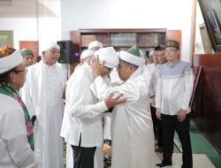Capres Anies Baswedan Terharu, Disematkan Serban Oleh Tuan Guru Batak