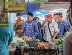 Tekan Harga Sembako Jelang Nataru 2024, Pj Bupati Pamekasan Gelar Operasi Pasar