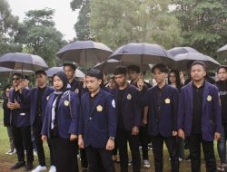 Kibarkan Bendera Hitam, BEM UTM Suarakan Moral Demokrasi Tanpa Intervensi