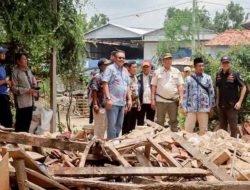 Datangi Rumah Warga Terdampak Angin Kencang, Pj Bupati Pamekasan Akan Bantu Perbaikan Melalui RTLH