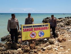 Utamakan Keselamatan Wisatawan, Polres Pamekasan Pasang Banner Imbauan di Pantai