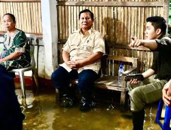 Prabowo Tinjau Warga Terdampak Banjir di Bekasi, Beri Bantuan dan Buka Puasa Bersama