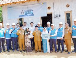 Melalui Program LUTD, PLN UP3 Madura Terangi Rumah Warga Pra Sejahtera di Bulan Ramadan