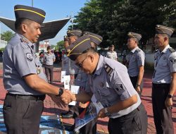 Tujuh Pegawai Lapas Narkotika Pamekasan Terima Penyematan Kenaikan Pangkat