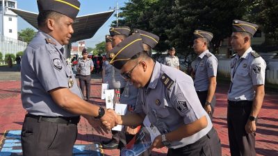 Tujuh Pegawai Lapas Narkotika Pamekasan Terima Penyematan Kenaikan Pangkat