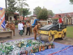 Jelang Ramadan, Pemkab Pamekasan dan Ormas Musnahkan Ribuan Botol Miras