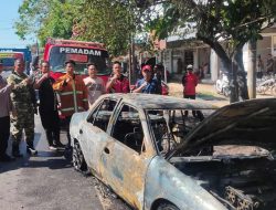 Mobil Sedan Timor Terbakar di Depan Pasar Keppo Pamekasan, Kerugian Ditaksir Rp30 Juta