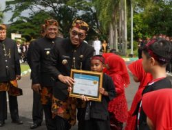 Bupati Pamekasan Serahkan Penghargaan kepada Pelajar Berprestasi pada Hardiknas 2026