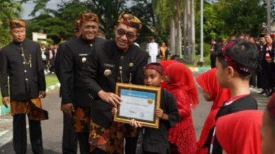 Bupati Pamekasan Serahkan Penghargaan kepada Pelajar Berprestasi pada Hardiknas 2026
