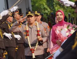 AKBP Wahyu Hidayat Resmi Pimpin Polres Pamekasan, Disambut Tradisi Gerbang Pora