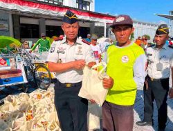 Bakti Sosial Sambut HUT ke-81 RI, Lapas Narkotika Pamekasan Bagikan 125 Paket Beras kepada Tukang Becak